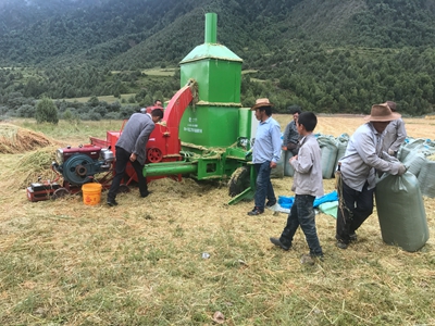 青海秸稈打包機(jī)客戶現(xiàn)場(chǎng) (7)
